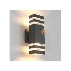 Lámpara moderna de pantalla negra con diseño de doble haz de luz y sensor de movimiento.