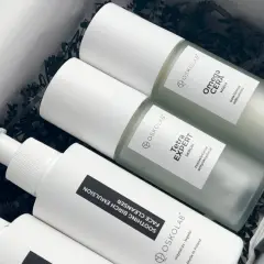 Zestaw kosmetyków Oskolab: krem Omega Cera i serum Tetra Expert. Zastanawiasz się, najpierw tonik czy serum? Ten zestaw to idealny początek pielęgnacji.