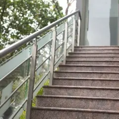 Co ile słupek balustrady? Kluczowe odległości dla bezpieczeństwa