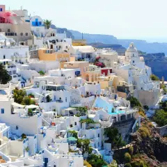 Białe domy Santorini piętrzą się na klifie, oferując widok na błękitne morze. Ceny noclegów i atrakcji są tu wysokie, ale widoki wynagradzają wszystko.