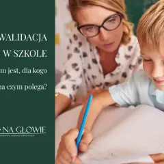 Nauczycielka w okularach pomaga chłopcu pisać w zeszycie.
