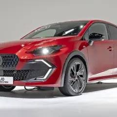 Nowy, czerwony Renault Clio 5 z hybrydowym napędem E-Tech prezentuje się nowocześnie.