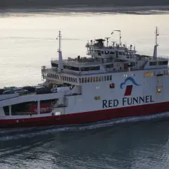 Prom Red Funnel z samochodami na pokładzie, płynący po wodzie. Zastanawiasz się, ile kosztuje prom do Anglii z samochodem?