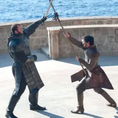 Oberyn Martell z "Gry o tron" w walce na śmierć i życie. Jego przeciwnik w ciężkiej zbroi.