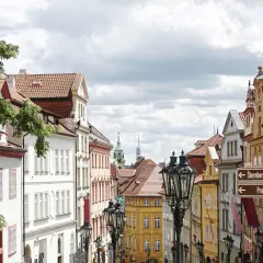 Urokliwa praska ulica z zabytkowymi kamienicami i latarniami. Idealne miejsce, by odkryć, co zobaczyć w Pradze za darmo.