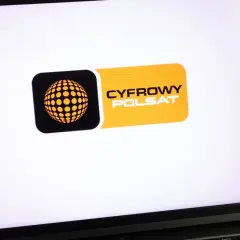 Logo Cyfrowy Polsat na ekranie laptopa. Akcje tej firmy są popularne wśród inwestorów.