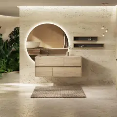 Salle de bain moderne avec plantes luxuriantes, meuble vasque en bois flottant et miroir rond lumineux. Idées pour comment décorer une salle de bain avec une touche naturelle.