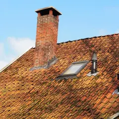 Jak osuszyć komin: skuteczne metody na wilgoć i zapobieganie problemom