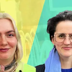 Zwei Frauen lächeln, eine mit blonden Haaren, die andere mit dunklen Haaren und Brille. Sie könnten sich für ein Grafik Design Studium in Berlin bewerben.