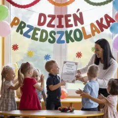 Nauczycielka wręcza dyplom grupie przedszkolaków na tle kolorowych balonów i napisu "Dzień Przedszkolaka".