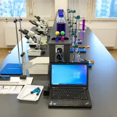 Zarobki w laboratorium kryminalistycznym: Realia, pensje i kariera