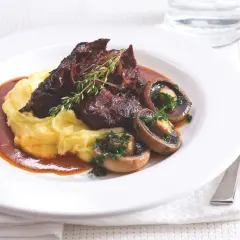 Policzki wołowe w sosie własnym z puree ziemniaczanym i pieczarkami, jak z przepisu Okrasy.