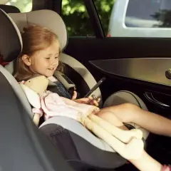 Od kiedy dziecko bez fotelika z przodu? Przepisy i bezpieczeństwo