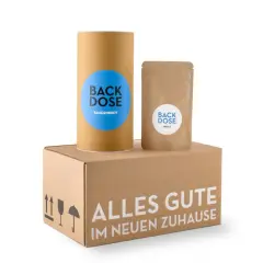 Ein Paket mit "Back Dose" Bauernbrot und Ursalz – perfekt, was man zum Richtfest mitnimmt, um das neue Zuhause zu feiern.
