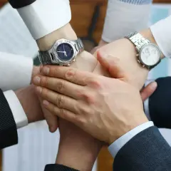Zespół zjednoczony w działaniu, realizujący misję i wizję firmy. Przykłady współpracy biznesowej.