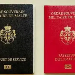 Dwa paszporty: czarny z napisem "PASSEPORT DE SERVICE" i czerwony z napisem "PASSEPORT DIPLOMATIQUE". Oba mają godło Zakonu Maltańskiego.