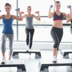 Step aerobik: Jak schudnąć i spalić 600 kcal w godzinę?