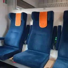 Komfortowe siedzenia w pociągu PKP Intercity na trasie Warszawa - Giżycko.