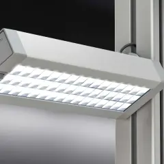 Nowoczesna lampa LED zapewnia optymalne natężenie oświetlenia na stanowisku pracy, poprawiając komfort i efektywność.