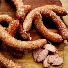 Idealna kiełbasa domowa z piekarnika? Poznaj sekret!