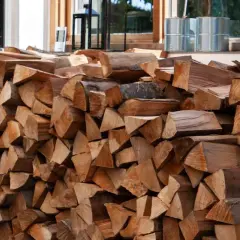 Ein großer Stapel gespaltenes Brennholz, bereit, um eine Holzmiete zu bauen.