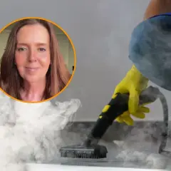 Una mujer sonriente y una mano con guante amarillo usando una vaporeta para limpiar. Descubre para qué sirve la vaporeta.