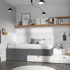 Habitación adolescente chico con cama, escritorio, estanterías y decoración moderna.
