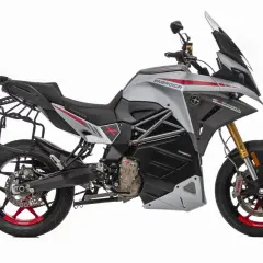Motocicleta eléctrica Energica Experia, plateada y negra, con maletas laterales. Lista para una aventura energética.