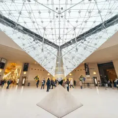 Menschen im Louvre-Museum, Paris, unter der Glaspyramide. Hier ist die Mona Lisa in echt zu sehen.
