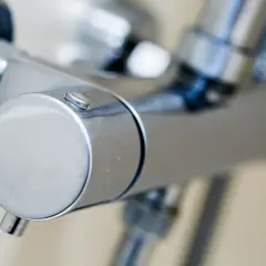 Chromowana bateria termostatyczna, która zapewnia stałą temperaturę wody.