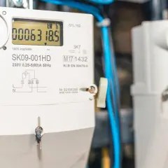 Nowoczesny licznik inteligentny, który pomaga wykrywać kradzież prądu. Widoczne cyfrowe wskazanie zużycia energii.