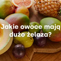 Różnorodne owoce, w tym mango, gruszki i śliwki, które są owocami bogatymi w żelazo.