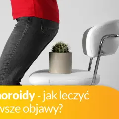 Osoba w czerwonej bluzce i dżinsach stoi obok krzesła, na którym stoi doniczka z kaktusem. Temat: żylaki odbytu.