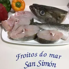 Rodajas de abadejo pescado fresco en plato blanco, junto a pimientos y el texto "Froitios do mar San Simón".