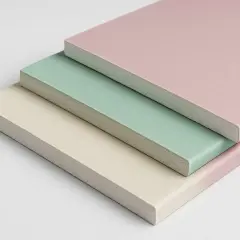 Tre lastre di cartongesso colorate, ideali per chi cerca il miglior cartongesso per umidità.
