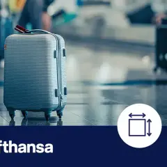 Srebrna walizka na lotnisku, gotowa na podróż. Lufthansa bagaż rejestrowany – sprawdź wymiary i wagę.