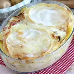 Gratin savoyard réconfortant, avec pommes de terre, lardons et fromage fondant. Une recette savoyarde parfaite pour se réchauffer.