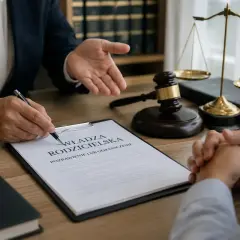 Prawnik omawia z klientem dokument "Władza rodzicielska: pozbawienie lub ograniczenie". W tle młotek sędziowski i waga sprawiedliwości.
