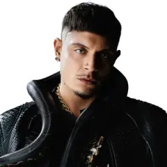 Giovane uomo con una nerissima serpe attorno al collo, indossa una giacca di pelle e una catena d'oro.