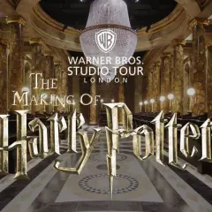 Warner Bros. Studio Tour London: The Making of Harry Potter. En imponerande sal med marmorpelare och en kristallkrona.