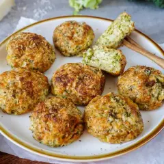 Käse-Brokkoli-Bällchen, perfekt für gesunde Airfryer Rezepte. Außen knusprig, innen saftig.