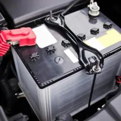 Akumulator w komorze silnika Renault Espace 4. Czerwona osłona na biegunie dodatnim.