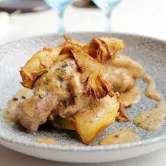 Delicioso ternasco a la pastora, tierno cordero bañado en una rica salsa, coronado con crujientes alcachofas fritas.