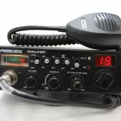 Radiotelefon President Walker z mikrofonem, gotowy do rejestracji CB. Na wyświetlaczu kanał 19.
