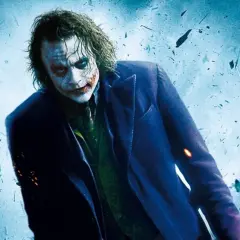La storia di Joker, con il suo trucco iconico e il completo viola, emerge da un caos di detriti urbani e esplosioni.