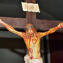 Figurka Jezusa na krzyżu, symbolizująca drogę krzyżową. Widoczny napis INRI.