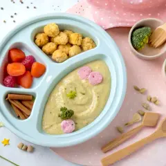 Kolorowy talerzyk z jedzeniem dla malucha: puree z warzyw, marchewka, maliny, chrupki i brokuł. Idealny na blw pierwszy posiłek.