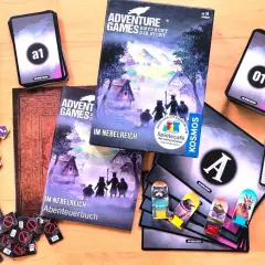 Kosmos Adventure Games: "Im Nebelreich" Spielmaterialien, darunter Karten, Figuren und das Abenteuerbuch, laden zu spannenden Entdeckungen ein.