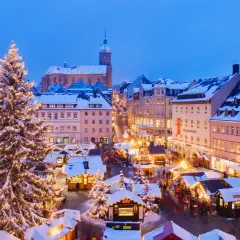 Beleuchteter Weihnachtsbaum und Buden auf dem Marktplatz. Ein festlicher Anblick, der an den besten Weihnachtsmarkt Deutschlands erinnert.