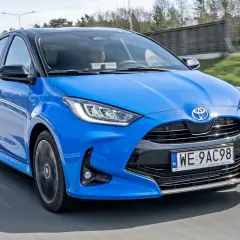 Niebieski Toyota Yaris na drodze. Sprawdź aktualne toyota yaris - ceny i wybierz swój wymarzony model.